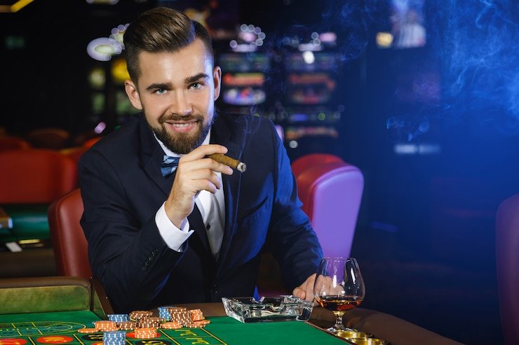 Pemain muda menikmati pertandingan sepak bola secara live dalam aplikasi mobile sonic88