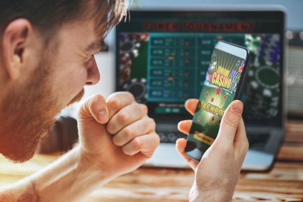 Pengguna menikmati layanan digital melalui perangkat mobile secara praktis